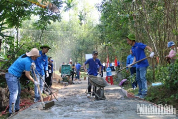 Thanh niên tình nguyện làm đường bê-tông nông thôn tại xã Trà Thủy, huyện Trà Bồng, Quảng Ngãi. Ảnh: HIỂN CỪ