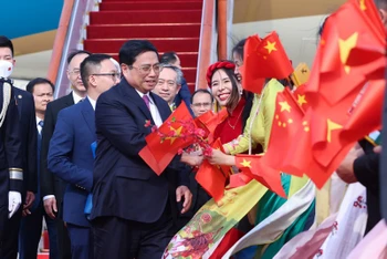 Thủ tướng Phạm Minh Chính tới thủ đô Bắc Kinh, bắt đầu chuyến thăm chính thức nước Cộng hòa Nhân dân Trung Hoa; dự Hội nghị Thường niên các nhà tiên phong lần thứ 14 của Diễn đàn Kinh tế thế giới. (Ảnh: Nhật Bắc)
