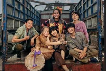 Cuộc sống của những người lao động nghèo ở chợ đầu mối trong bộ phim truyền hình dài tập “Cuộc đời vẫn đẹp sao” (phát sóng trên kênh VTV3, Đài Truyền hình Việt Nam) đang tạo sự đồng cảm của người xem qua màn ảnh nhỏ.
