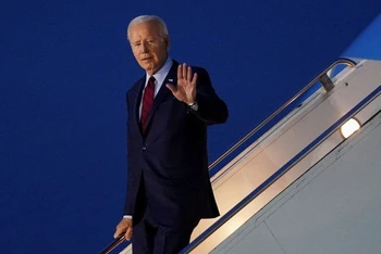 Tổng thống Mỹ Joe Biden đến Anh tối 9/7. Ảnh: Reuters