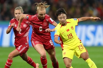 Đội tuyển Trung Quốc (áo vàng) trong trận thua Đan Mạch ở trận ra quân. Ảnh: AFP