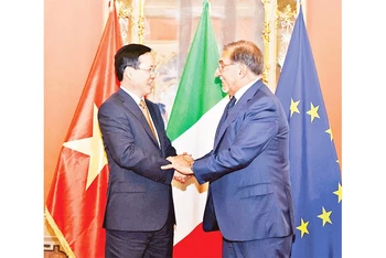 Chủ tịch nước Võ Văn Thưởng gặp Chủ tịch Thượng viện Italia Ignazio La Russa. (Ảnh TTXVN)