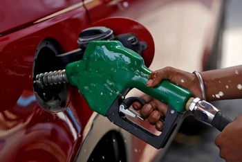 Giá xăng dầu tăng mạnh, xăng RON95 vượt mốc 25.700 đồng/lít từ 16 giờ chiều 21/9