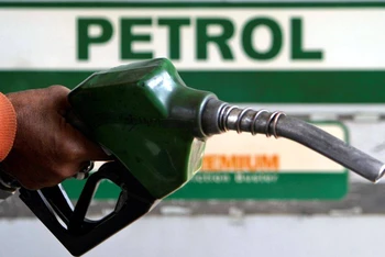 Giá xăng dầu đồng loạt giảm sâu, xăng RON95-III giảm gần 1.800 đồng/lít