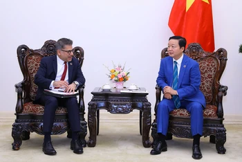 Phó Thủ tướng Trần Hồng Hà tiếp ông Nitin Kapoor, Chủ tịch kiêm Tổng Giám đốc Công ty AstraZeneca. Ảnh: VGP