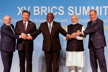 Tổng thống Nam Phi Cyril Ramaphosa, Chủ tịch Trung Quốc Tập Cận Bình, Thủ tướng Ấn Ðộ Narendra Modi, Tổng thống Brazil Lula da Silva và Bộ trưởng Ngoại giao Nga Sergei Lavrov chụp ảnh kỷ niệm tại Hội nghị thượng đỉnh BRICS 2023, ngày 23/8/2023. Ảnh: Reuters.