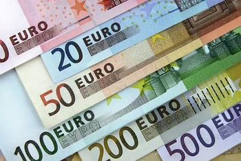 Tỷ giá ngày 30/8: Đồng Euro tại các ngân hàng nhà nước tiếp tục tăng, đôla Mỹ và bảng Anh diễn biến trái chiều