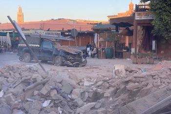 Một chiếc xe bị hư hỏng sau động đất ở Marrakech. (Ảnh: Reuters)