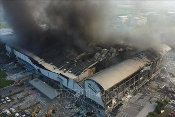 Khói bốc lên từ hiện trường vụ cháy nổ nhà máy ở Bình Đông, Đài Loan, Trung Quốc, ngày 23/9/2023. Ảnh: AFP/TTXVN