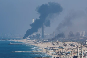 Khói bốc lên sau một đợt tấn công của Israel vào Dải Gaza, ngày 7/10/2023. (Ảnh: Reuters)