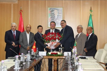 Đại sứ Việt Nam tại Algeria Trần Quốc Khánh chúc mừng Nhóm Nghị sĩ Hữu nghị Algeria-Việt Nam ra mắt. Ảnh: VNA