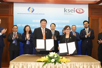 Dưới sự chứng kiến của các đại biểu, ông Dương Văn Thanh - Tổng giám đốc VDSC và bà Imelda Sebayang - Giám đốc Tài chính và quản trị KSEI, thực hiện ký kết MOU.