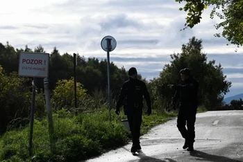 Cảnh sát tuần tra tại đường biên giới giữa Séc và Slovakia. (Ảnh: Reuters)