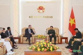 Đại tướng Phan Văn Giang tiếp Đại sứ Pháp Olivier Brochet. 