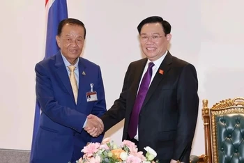 Chủ tịch Quốc hội Vương Đình Huệ và Chủ tịch Quốc hội Vương quốc Thái Lan Wanmuhamadnoor Matha. (Ảnh: TTXVN)