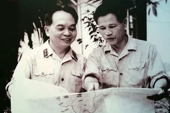 Đại tướng Nguyễn Chí Thanh và Đại tướng Võ Nguyên Giáp trao đổi tình hình chiến sự chiến trường miền Nam (5/7/1967). Ảnh tư liệu 