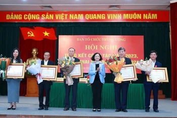 Đồng chí Trương Thị Mai trao Huân chương Lao động của Chủ tịch nước và Bằng khen của Thủ tướng Chính phủ cho các cá nhân có thành tích xuất sắc. (Ảnh: TTXVN)