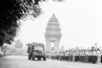 Người dân thủ đô Phnom Penh lưu luyến tiễn Quân tình nguyện Việt Nam hoàn thành nghĩa vụ quốc tế trở về nước. Ảnh tư liệu 