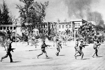 Trưa 7/1/1979, các lực lượng vũ trang cách mạng Campuchia cùng quân tình nguyện Việt Nam tiến vào giải phóng thủ đô Phnom Penh, lật đổ chế độ diệt chủng Pol Pot, hồi sinh và mang lại tương lai tươi sáng cho đất nước Chùa Tháp. (Ảnh: TTXVN)