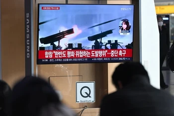 Người dân tại Incheon, Hàn Quốc theo dõi bản tin truyền hình về cuộc diễn tập bắn đạn pháo của Triều Tiên ngày 5/1/2024. (Ảnh: AFP/TTXVN)