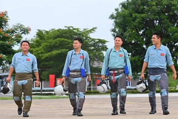 Phi công Trung đoàn 923, Sư đoàn 371 hoàn thành nhiệm vụ sau ban bay huấn luyện. Ảnh: phongkhongkhongquan.vn