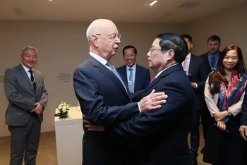 [Ảnh] Thủ tướng gặp Người sáng lập kiêm Chủ tịch Điều hành WEF