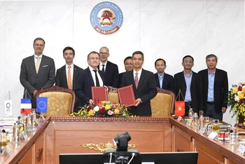 Lễ trao Thỏa ước đã ký với AFD để tài trợ cho các dự án của tỉnh Quảng Nam và Quảng Trị. (Ảnh: Vietnam+)