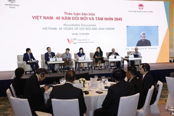 Thảo luận bàn tròn trong khuôn khổ Hội thảo khoa học “Việt Nam: 40 năm Đổi Mới và tầm nhìn 2045”. Ảnh: dangcongsan.vn