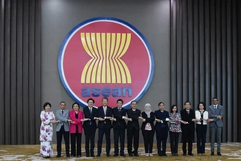 Các đại biểu Cuộc họp lần thứ 11 Ủy ban Hợp tác chung ASEAN-Hàn Quốc chụp ảnh lưu niệm (Ảnh: asean.org)