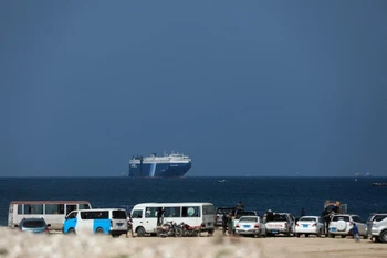 Tàu thương mại Galaxy Leader, bị lực lượng Houthi của Yemen bắt giữ, được nhìn thấy ngoài khơi bờ biển al-Salif, Yemen, ngày 5/12/2023. Ảnh: REUTERS