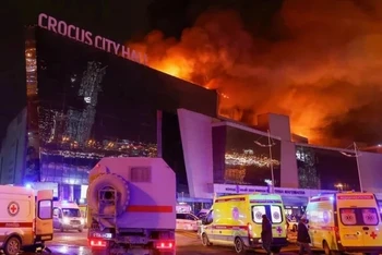 Hiện trường vụ tấn công khủng bố tại nhà hát Crocus City Hall ở Moskva, Nga, ngày 26/3 vừa qua. (Ảnh: BNE/TTXVN)