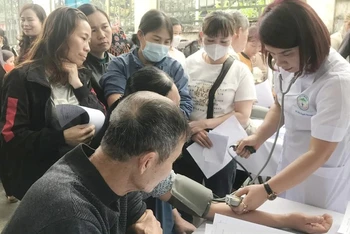 Các y, bác sĩ khám bệnh cho người dân trên địa bàn huyện Yên Bình, Yên Bái. Ảnh: Thái Sơn