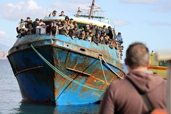Những người di cư đứng trên tàu đánh cá tại cảng Paleochora trong chiến dịch giải cứu ngoài khơi đảo Crete, Hy Lạp, ngày 22/11/2022. Ảnh: REUTERS