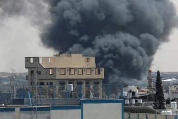 Khói bốc lên từ một địa điểm ở Rafah sau khi bị Israel tấn công ngày 7/5. Ảnh: Reuters