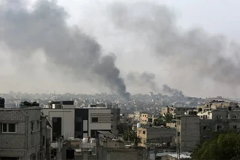 Khói bốc lên tại phía nam Dải Gaza, ngày 28/5/2024. (Ảnh: Reuters)