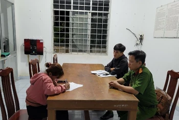 Công an huyện Tân Phước, tỉnh Tiền Giang làm việc với đối tượng có hành vi báo tin giả. Ảnh: Công an tỉnh Tiền Giang