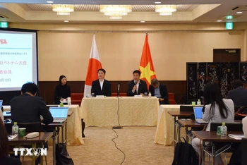 Đại sứ Việt Nam tại Nhật Bản Phạm Quang Hiệu và Thống đốc tỉnh Yamanashi, ông Nagasaki Kotaro, đồng chủ trì cuộc họp báo chung. Ảnh: Xuân Giao/TTXVN