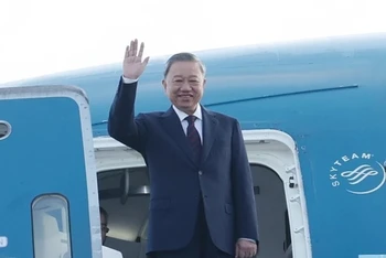 Chủ tịch nước Tô Lâm rời Hà Nội, lên đường thăm Lào và Campuchia. (Ảnh: Nhan Sáng/TTXVN)