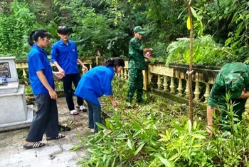 Thanh niên cùng Bộ đội Biên phòng chăm sóc, chỉnh trang Khu tưởng niệm, tri ân liệt sĩ ở huyện Mường Lát.