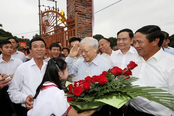 Thiếu nhi thôn Thượng Điện, xã Vinh Quang tặng hoa chào mừngTổng Bí thư Nguyễn Phú Trọng về Hải Phòng dự kỷ niệm 87 năm Ngày truyền thống Mặt trận Tổ quốc Việt Nam, ngày 15/11/2017. Ảnh: Trí Dũng-TTXVN 