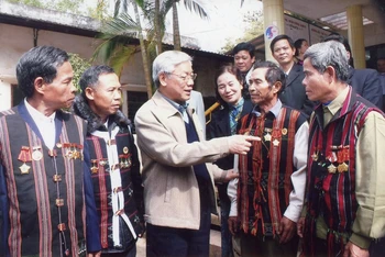 Tổng Bí thư Nguyễn Phú Trọng (năm 2010 là Chủ tịch Quốc hội) thăm hỏi, chuyện trò với đồng bào Pa Cô, Vân Kiều ở huyện Hướng Hóa (Quảng Trị). Ảnh: Báo Công an nhân dân