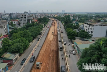 Đường đê Âu Cơ-Nghi Tàm (Hà Nội) trong giai đoạn thi công. Ảnh: THÀNH ĐẠT