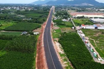 Dự án thành phần 3 cao tốc Biên Hòa-Vũng Tàu (đoạn qua tỉnh Bà Rịa-Vũng Tàu) đang được thi công nước rút. Ảnh: VŨ TÂN