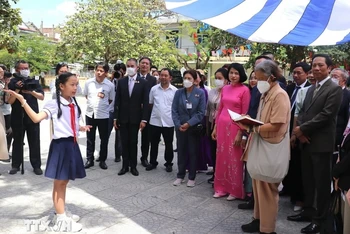 Công chúa Maha Chakri Sirindhorn lắng nghe học sinh trường Tiểu học Nguyễn Tất Thành giới thiệu về cách trồng rau. (Ảnh: Thanh Thủy/TTXVN)