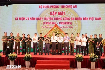 Tổng Bí thư, Chủ tịch nước Tô Lâm cùng các lãnh đạo Đảng, Nhà nước dự gặp mặt nhân Kỷ niệm 79 năm Ngày truyền thống Công an nhân dân. (Ảnh: Trí Dũng/TTXVN)