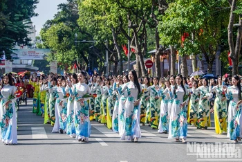 Trình diễn áo dài tại Festival Thu Hà Nội lần thứ nhất. Ảnh: THÀNH ĐẠT