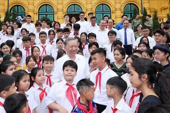 Tổng Bí thư, Chủ tịch nước Tô Lâm gặp mặt và biểu dương các cháu học sinh là con liệt sỹ công an, con đỡ đầu Hội phụ nữ Công an, con nuôi Công an xã, con cán bộ, chiến sĩ đạt giải quốc gia, quốc tế năm học 2023-2024. (Ảnh: TTXVN)