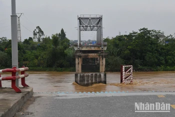 Cầu Phong Châu (Phú Thọ) bị sập, sáng 9/9. (Ảnh: THÀNH ĐẠT)