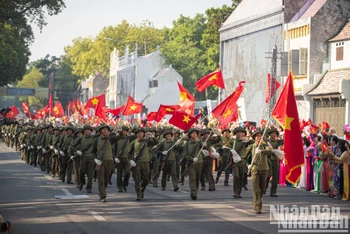 Tái hiện hình ảnh đoàn quân tiến vào tiếp quản Thủ đô Hà Nội sáng 10/10/1954 tại chương trình “Ngày hội Văn hóa vì hòa bình” ngày 6/10/2024. Ảnh: THÀNH ĐẠT