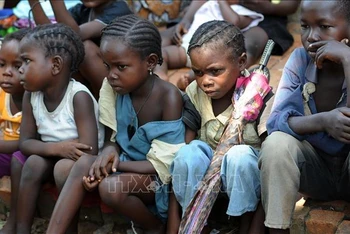 Trẻ em gái tại Bangui, Cộng hòa Trung Phi. (Ảnh: AFP/ TTXVN)